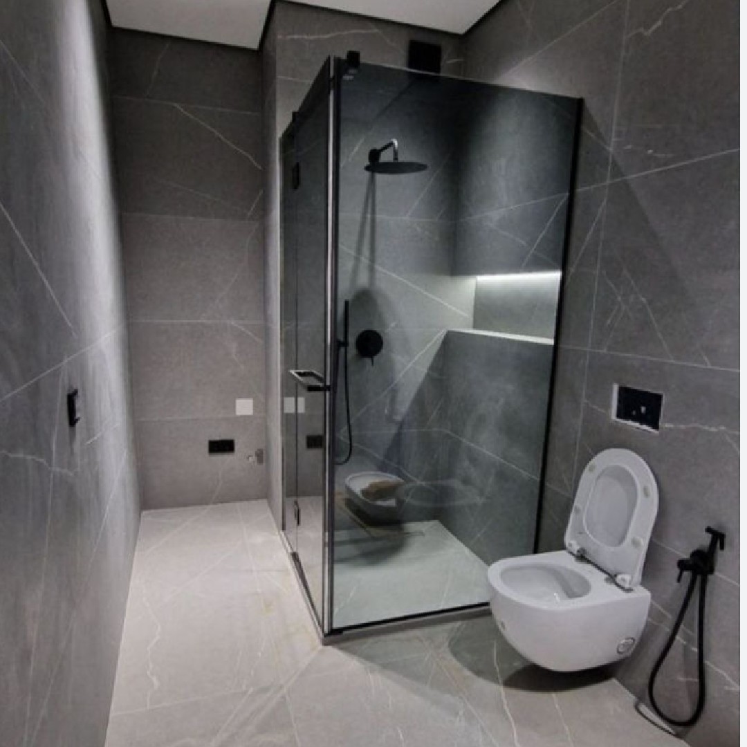 Komplette Badsanierung mit begehbarer Dusche und moderner Ausstattung in Stuttgart – hochwertiges Bad Design.