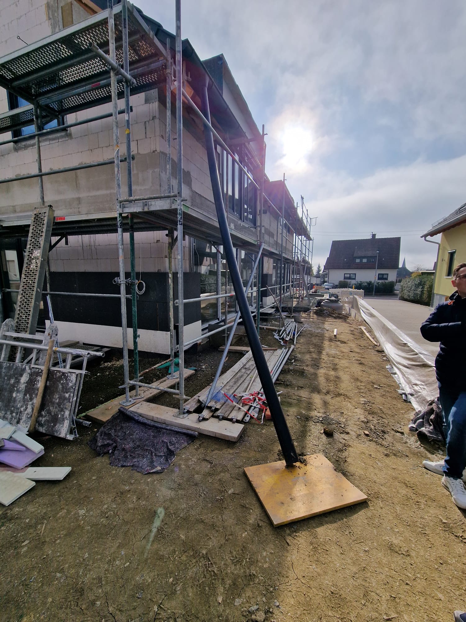 Fassadenrenovierung und Wärmedämmung eines Neubaus in Stuttgart – Bauphase mit Gerüst und Außenarbeiten.
