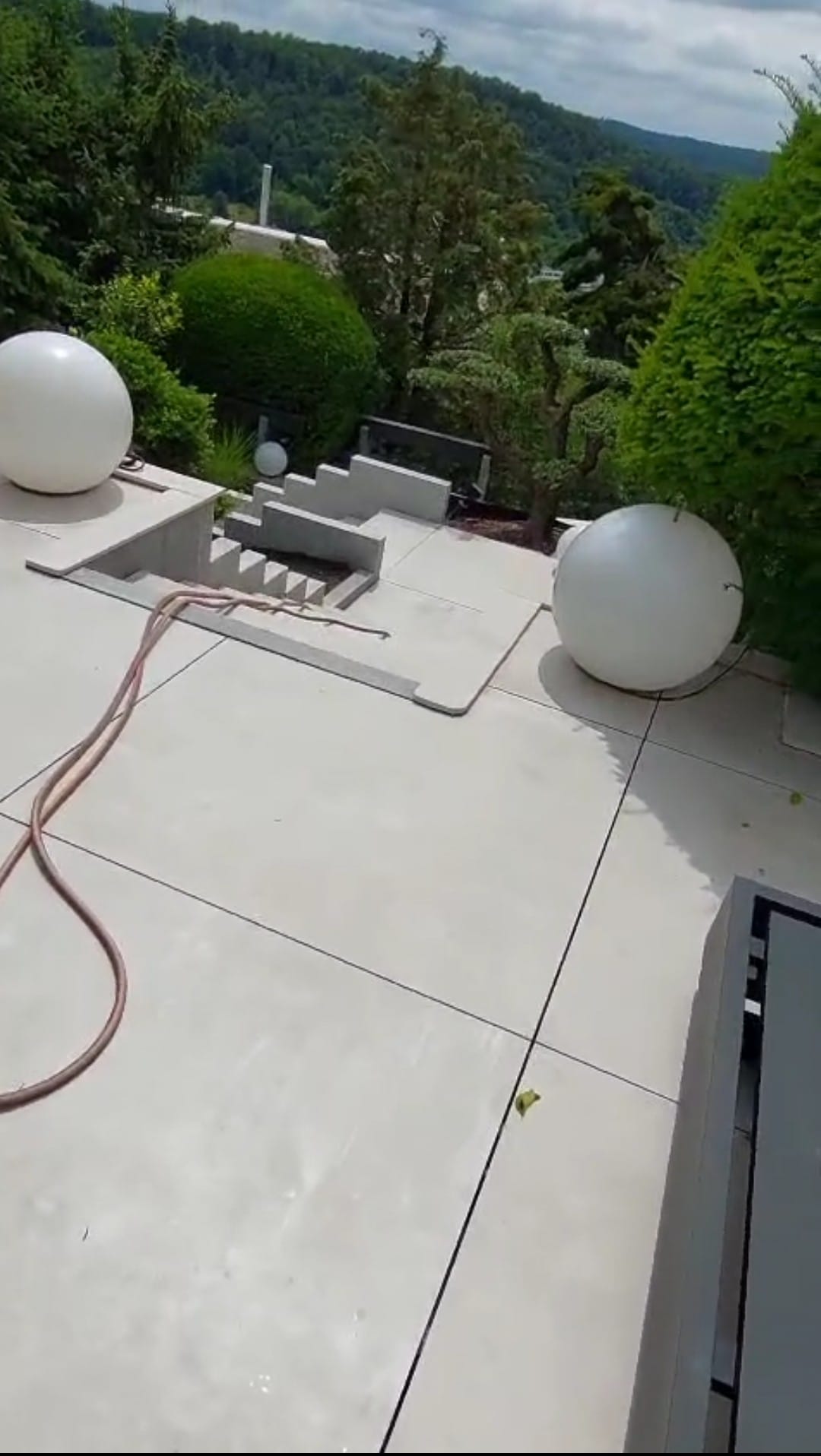 Professionelle Verlegung von großformatigen Terrassenfliesen und moderner Außentreppe in Stuttgart – hochwertige Außenbereichgestaltung mit Fliesen.
