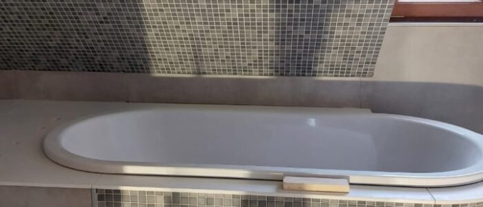 Renovierte Badewanne mit Mosaikverkleidung – stilvolle Badsanierung in Stuttgart.