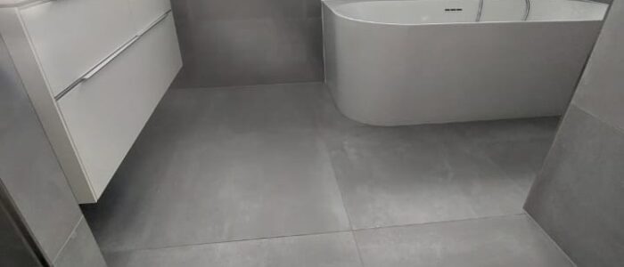Elegantes Badezimmer mit freistehender Wanne und minimalistischer Ausstattung – Komplettsanierung in Stuttgart.