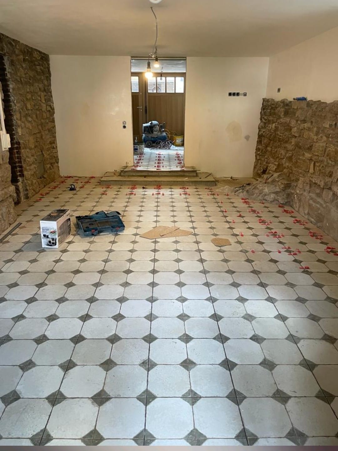 Professionelle Fliesenverlegung in einem renovierten Altbau in Schwieberdingen bei Stuttgart.